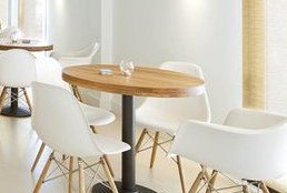 Buffet La Salle · 2021–2022 · Mesas junto a la ventana