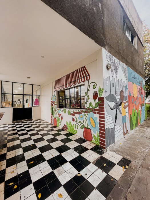 Buffet La Salle · La entrada y los murales