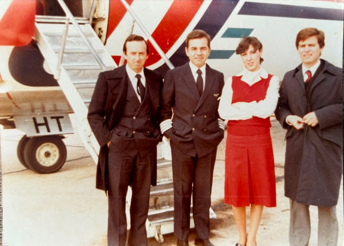 Alberto Zubillaga, a la izquierda, junto a tres compañeros frente a un avión de Austral