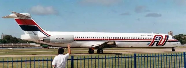 Avión de Austral en la pista, visto desde el cerco del aeropuerto