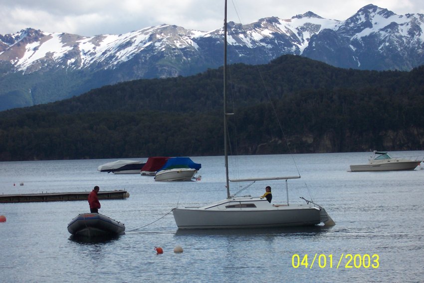 El velero y las montañas
